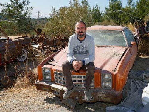 Otomobil tamircisi babasının tamirhanesinde tanıştığı eski otomobillerle gönül bağı kuran Adem Demirkaya (fotoğrafta) şehir şehir gezerek mahalle aralarında bulduğu hurda araçlara yeniden can veriyor. Demirkaya, erkek kardeşleriyle işlettiği işyerinde, 50 - 60 yıllık arabaları restore ederek, onları trafiğe çıktıkları ilk gündeki haline döndürüyor.  ( Evren Atalay - Anadolu Ajansı )