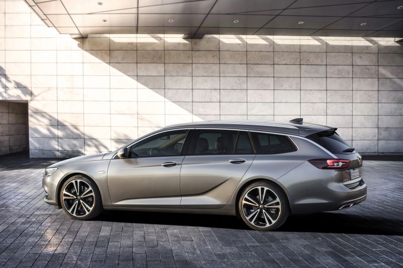 Clear lines: The Opel blade characterizes the side of the new Opel Insignia Sports Tourer. The sweeping chrome between windows and roof makes the wagon look even more dynamic.