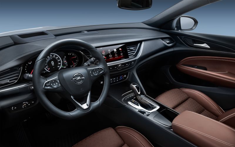Neatly arranged cockpit: The driver of the new Opel Insignia Sports Tourer sits deep, surrounded by the instrument panel and the center console.