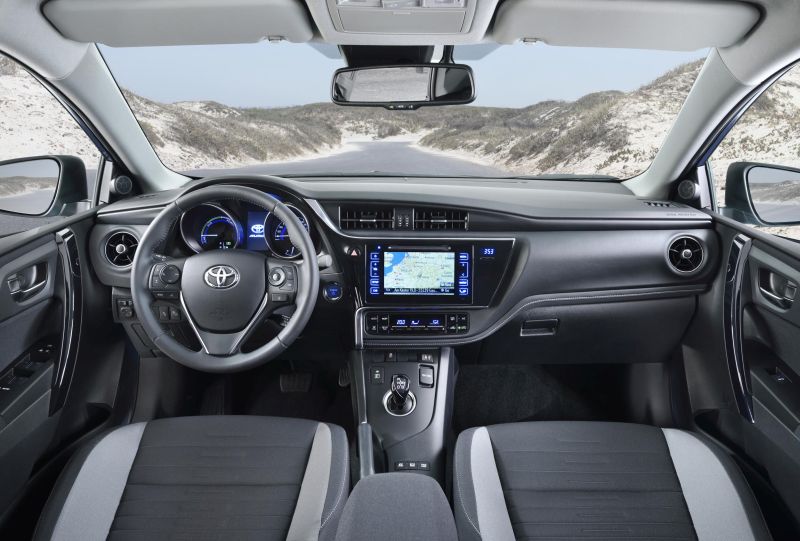 Auris Hybrid (7)