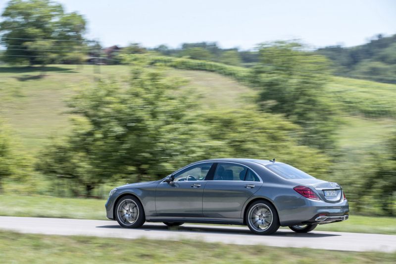 Mercedes-Benz S 500, selenitgrau metallic, Leder Exklusiv Nappa magmagrau/espressobraun, Kraftstoffverbrauch kombiniert: 6,6 l/100 km; CO2-Emissionen kombiniert: 150 g/km // Mercedes-Benz S 500, selenite grey metallic, exclusive nappa leather magma grey/espresso brown, fuel consumption combined: 6.6 l/100 km; combined CO2 emissions: 150 g/km