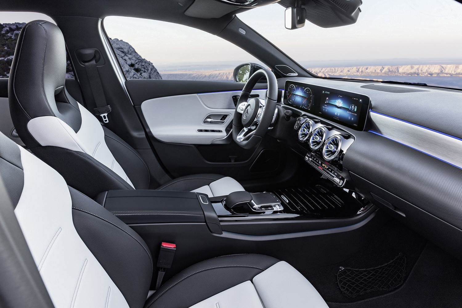 Mercedes-Benz A-Klasse. Interieur: AMG Line nevagrau/schwarz, Exterieur: Digital white pearl Mercedes-Benz A-Class. Interior: AMG Line nevagrey/black, Exterior: Digital white pearl