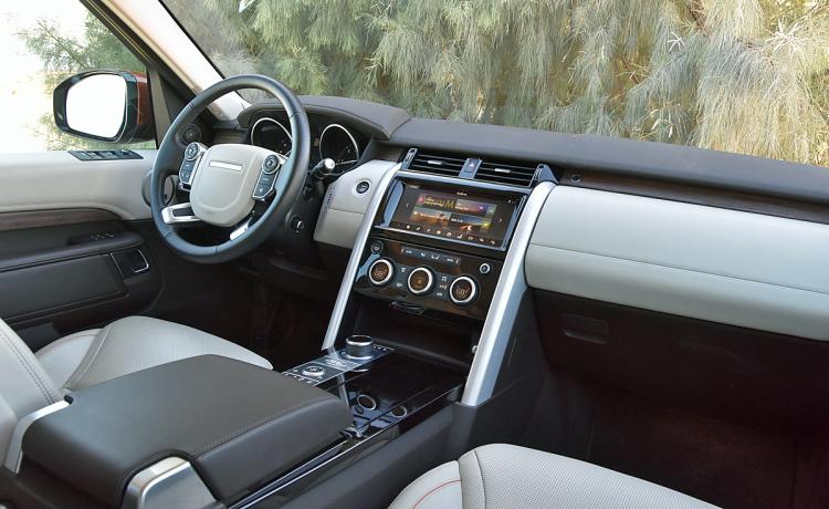 2018-land-rover-discovery-hse-luxury-nimbus-espresso-interior-dashboard