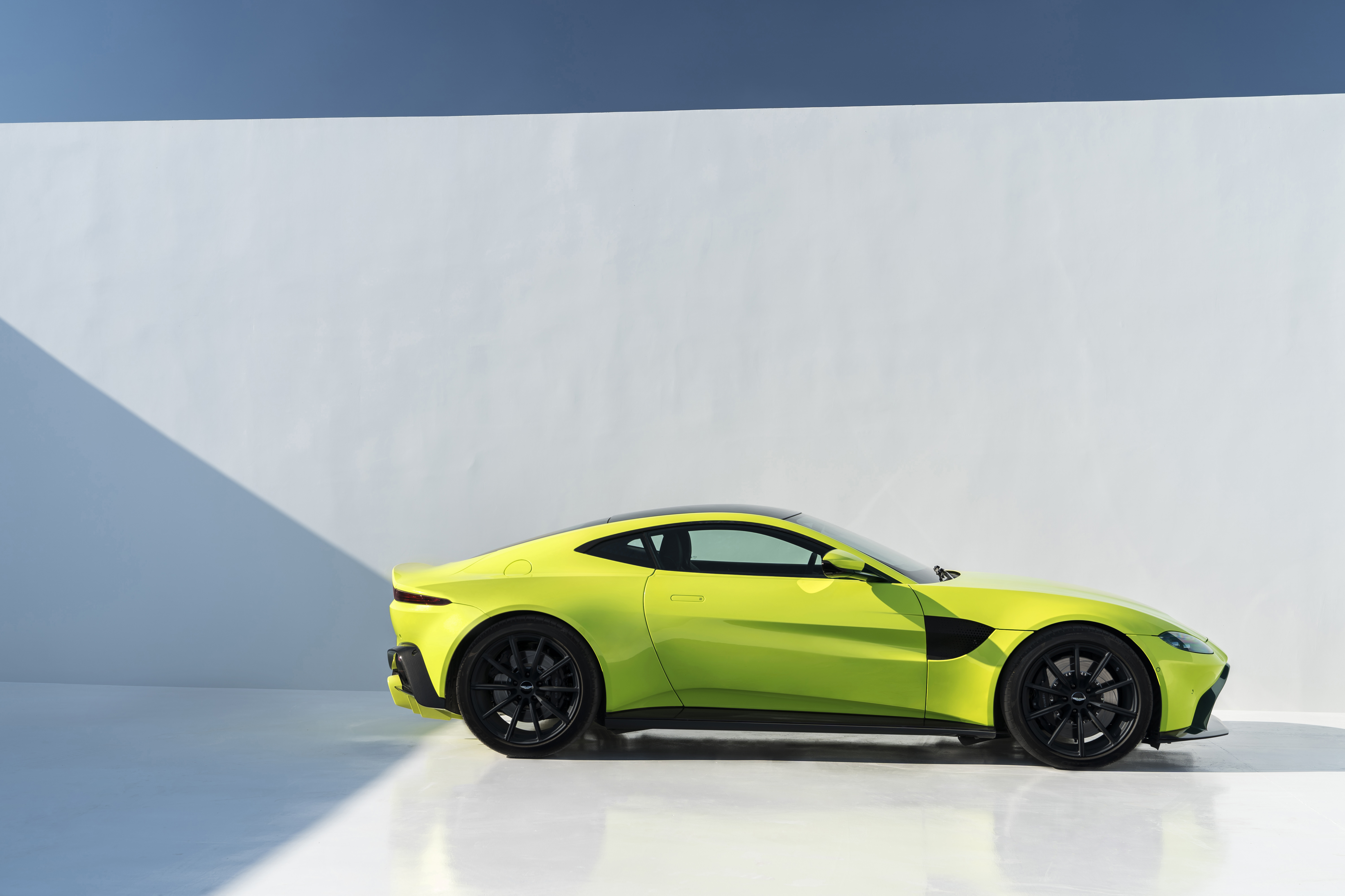 1530328085_Aston_Martin_Vantage_2017__13_