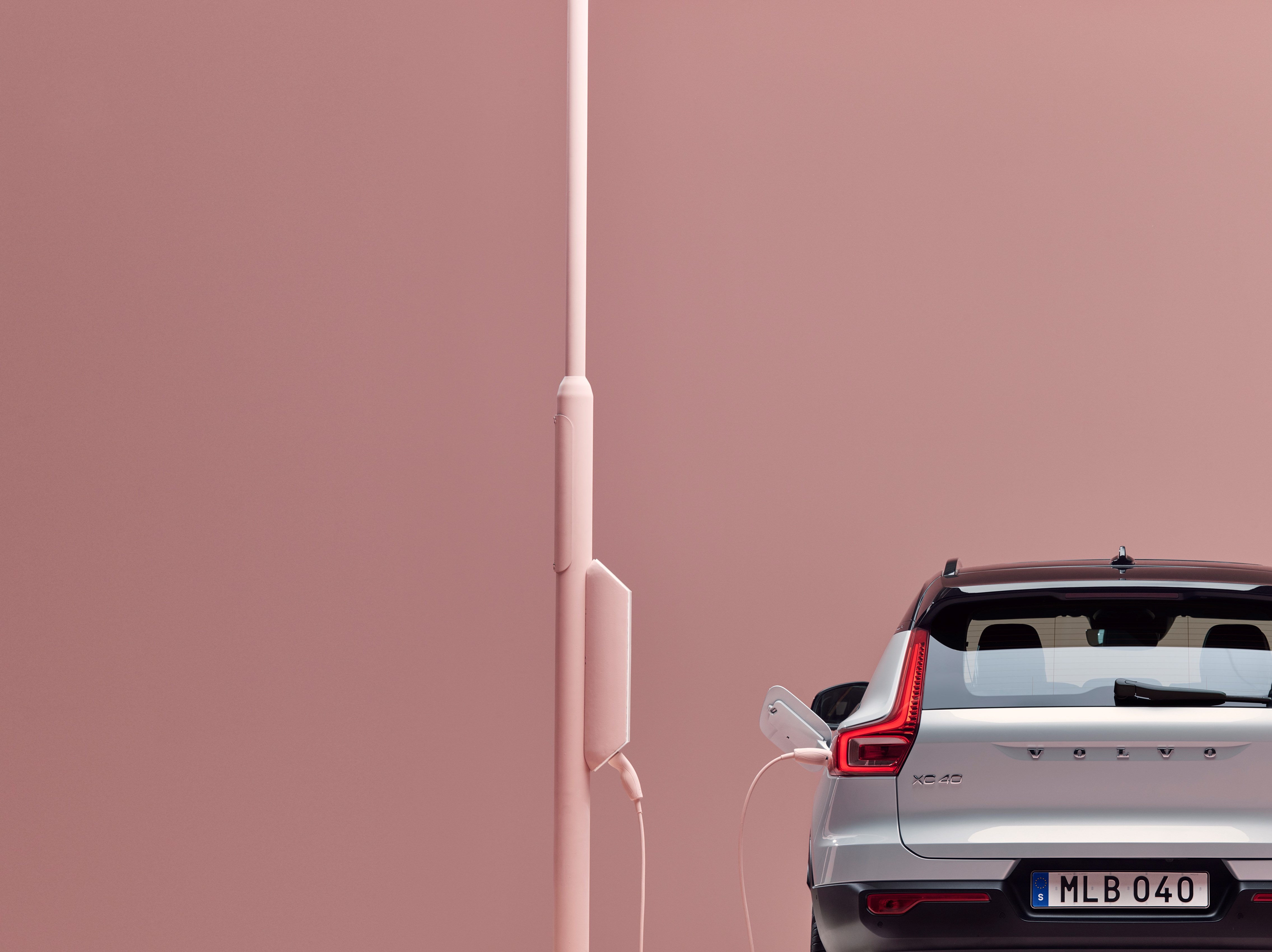 Volvo XC40 Recharge P8 AWD in Glacier Silver