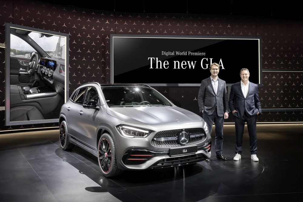 Weltpremiere des neuen Mercedes-Benz GLA. Mercedes-Benz präsentierte das achte Modell der aktuellen Kompaktwagen-Generation erstmals in einer rein digitalen Weltpremiere. Auf der Kommunikationsplattform Mercedes me media konnten alle Interessierten den neuen Mercedes-Benz GLA exklusiv erleben. Ola Källenius, Vorsitzender des Vorstands der Daimler AG und der Mercedes-Benz AG, sowie Gorden Wagener, Chief Design Officer Daimler Group, präsentierten das neueste Mitglied der SUV-Familie der Marke mit dem Stern in einer 15-minütigen Show.  World premiere of the new Mercedes-Benz GLA. For the first time ever, Mercedes-Benz presented the eighth model of its current generation of compact vehicles in a purely digital world premiere. Audiences enjoyed an exclusive experience of the new Mercedes-Benz GLA on the Mercedes me media communications platform. Ola Källenius, Chairman of the Board of Management of Daimler AG and Mercedes-Benz AG, as well as Gorden Wagener, Chief Design Officer Daimler Group, presented the latest SUV to bear the three-pointed star in a 15-minute show.