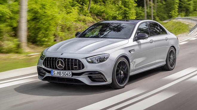 Mercedes-AMG E 63 S Limousine (Kraftstoffverbrauch kombiniert: 11,6 l/100 km, CO2-Emissionen kombiniert: 267 g/km), 2020, Outdoor, Vorderansicht, dynamisch, Exterieur: Hightechsilber metallic // Mercedes-AMG E 63 S Sedan (combined fuel consumption: 11,6 l/100 km, combined CO2 emissions: 267 g/km), 2020, Outdoor, front, dynamic, exterior: Hightechsilver metallic