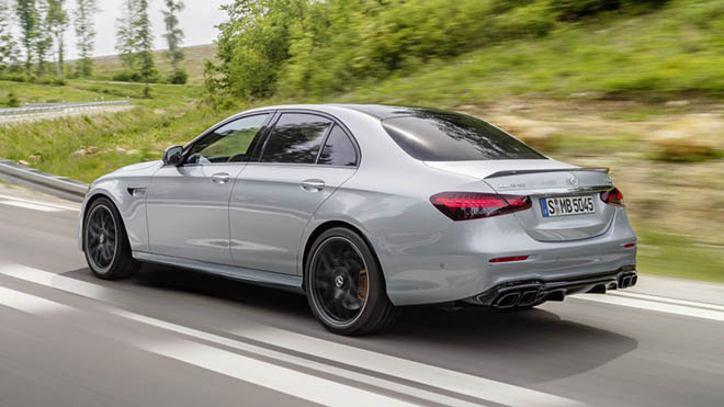 Mercedes-AMG E 63 S Limousine (Kraftstoffverbrauch kombiniert: 11,6 l/100 km, CO2-Emissionen kombiniert: 267 g/km), 2020, Outdoor, Heckansicht, dynamisch, Exterieur: Hightechsilber metallic // Mercedes-AMG E 63 S Sedan (combined fuel consumption: 11,6 l/100 km, combined CO2 emissions: 267 g/km), 2020, Outdoor, back, dynamic, exterior: Hightechsilver metallic