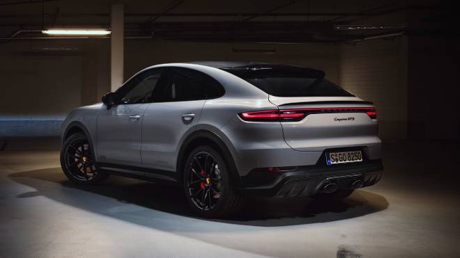 2021-porsche-cayenne-gts-1