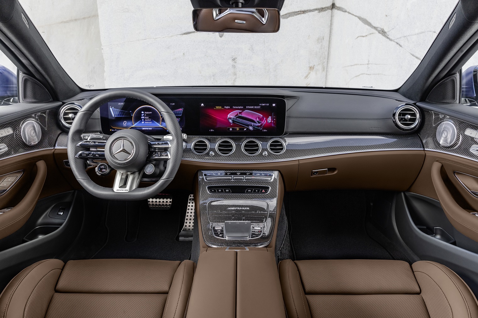 Mercedes-AMG E 63 S T-Modell (Kraftstoffverbrauch kombiniert: 11,9 l/100 km, CO2-Emissionen kombiniert: 273-271 g/km), 2020, Outdoor, Interieur: Leder Nappa nussbraun/schwarz // Mercedes-AMG E 63 S Estate (combined fuel consumption: 11,9 l/100 km, combined CO2 emissions: 273-271 g/km), 2020, Outdoor, interior: leather Nappa nutbrown/black