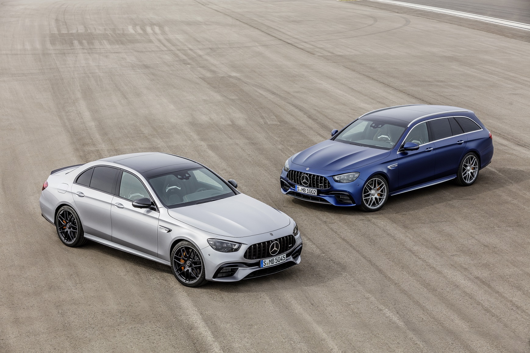 Mercedes-AMG E 63 S  Limousine (Kraftstoffverbrauch kombiniert: 11,6 l/100 km, CO2-Emissionen kombiniert: 267 g/km), 2020,  Outdoor, Seitenansicht, Exterieur: Hightechsilber metallic und Mercedes-AMG E 63 S T-Modell (Kraftstoffverbrauch kombiniert: 11,9 l/100 km, CO2-Emissionen kombiniert: 273-271 g/km), 2020,  Outdoor, Seitenansicht,  Exterieur: brilliantblau magno// Mercedes-AMG E 63 S Sedan (combined fuel consumption: 11,6 l/100  km, combined CO2 emissions: 267 g/km), 2020, Outdoor, side, exterior: Hightechsilver metallic and Mercedes-AMG E 63 S Estate (combined fuel consumption: 11,9 l/100  km, combined CO2 emissions: 273-271 g/km), 2020, Outdoor, side, exterior: brilliantblue magno