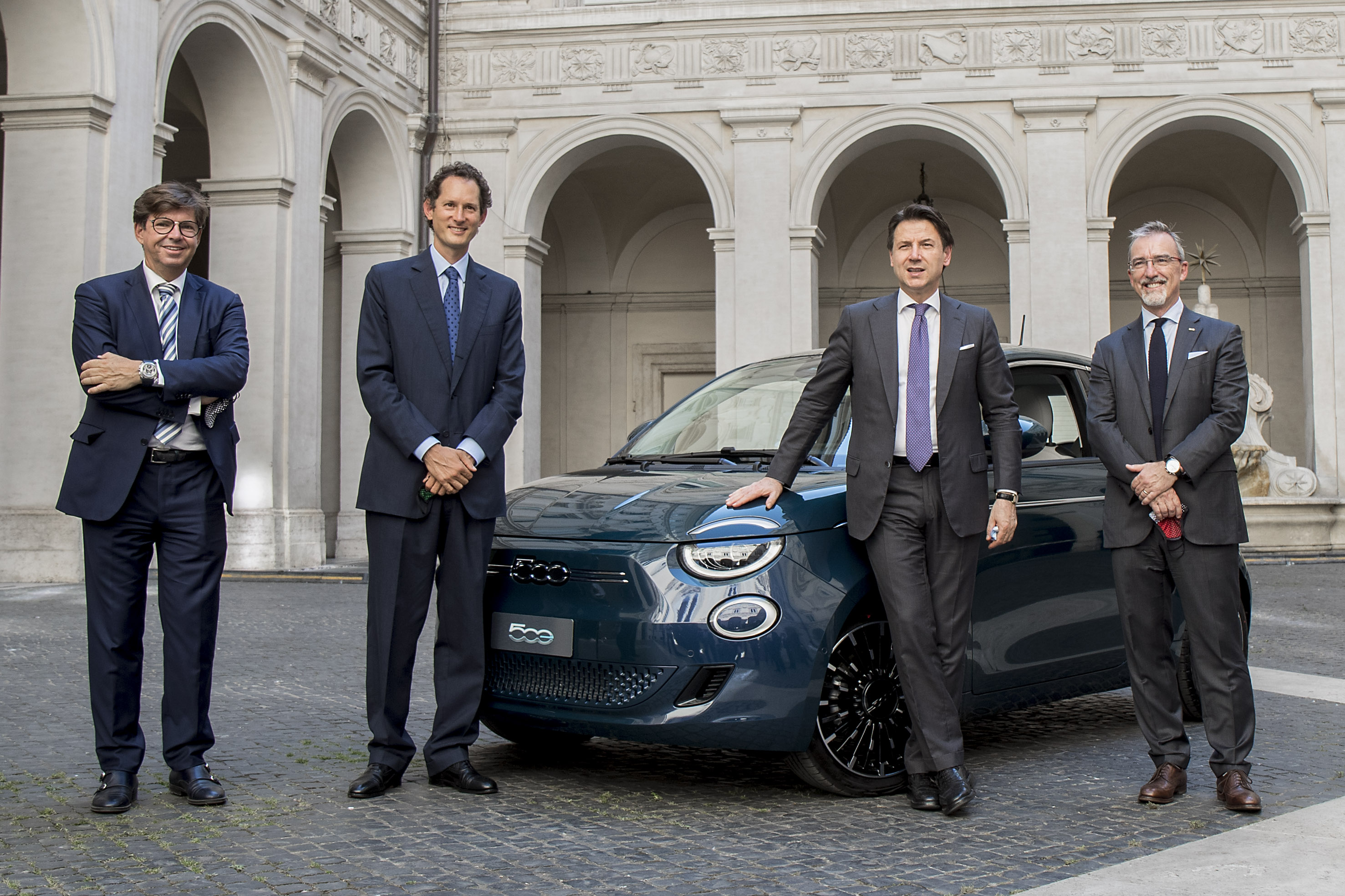 Foto Roberto Monaldo / LaPresse 03-07-2020 Roma Politica Palazzo Chigi - Presentazione della nuova Fiat 500 elettrica al Presidente del Consiglio Giuseppe Conte Nella foto Oliver Francois, John Elkann, Giuseppe Conte, Pietro Gorlier Photo Roberto Monaldo / LaPresse  03-07-2020 Rome (Italy)  Chigi palace - Presentation of the new electric Fiat 500 to the Prime Minister Giuseppe Conte In the pic Oliver Francois, John Elkann, Giuseppe Conte, Pietro Gorlier