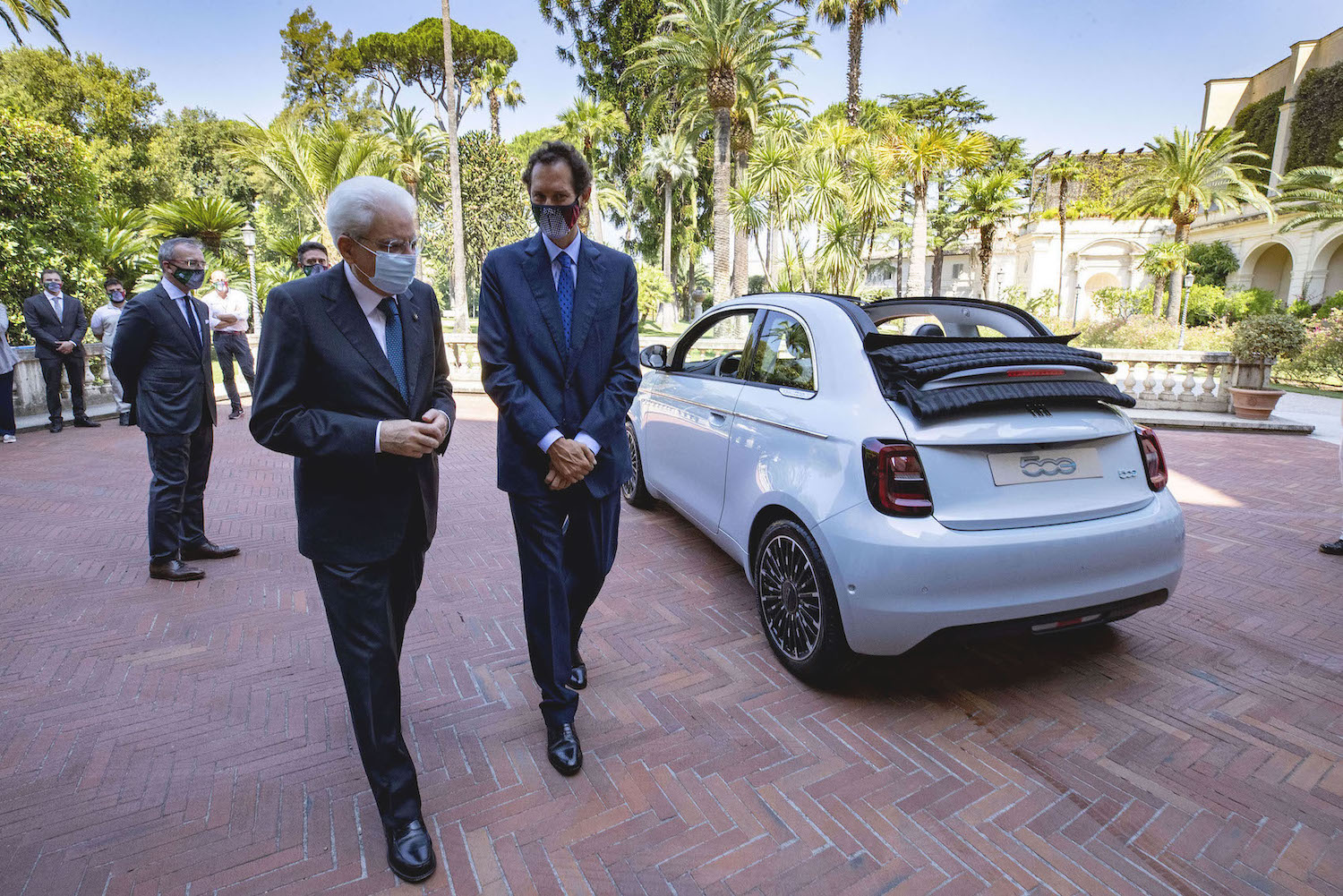 Il Presidente della Repubblica Sergio Mattarella con John Elkann, Presidente di Fiat Chrysler Automobiles,in occasione della presentazione della nuova vettura “Fiat 500” elettrica (foto di Francesco Ammendola - Ufficio per la Stampa e la Comunicazione della Presidenza della Repubblica)