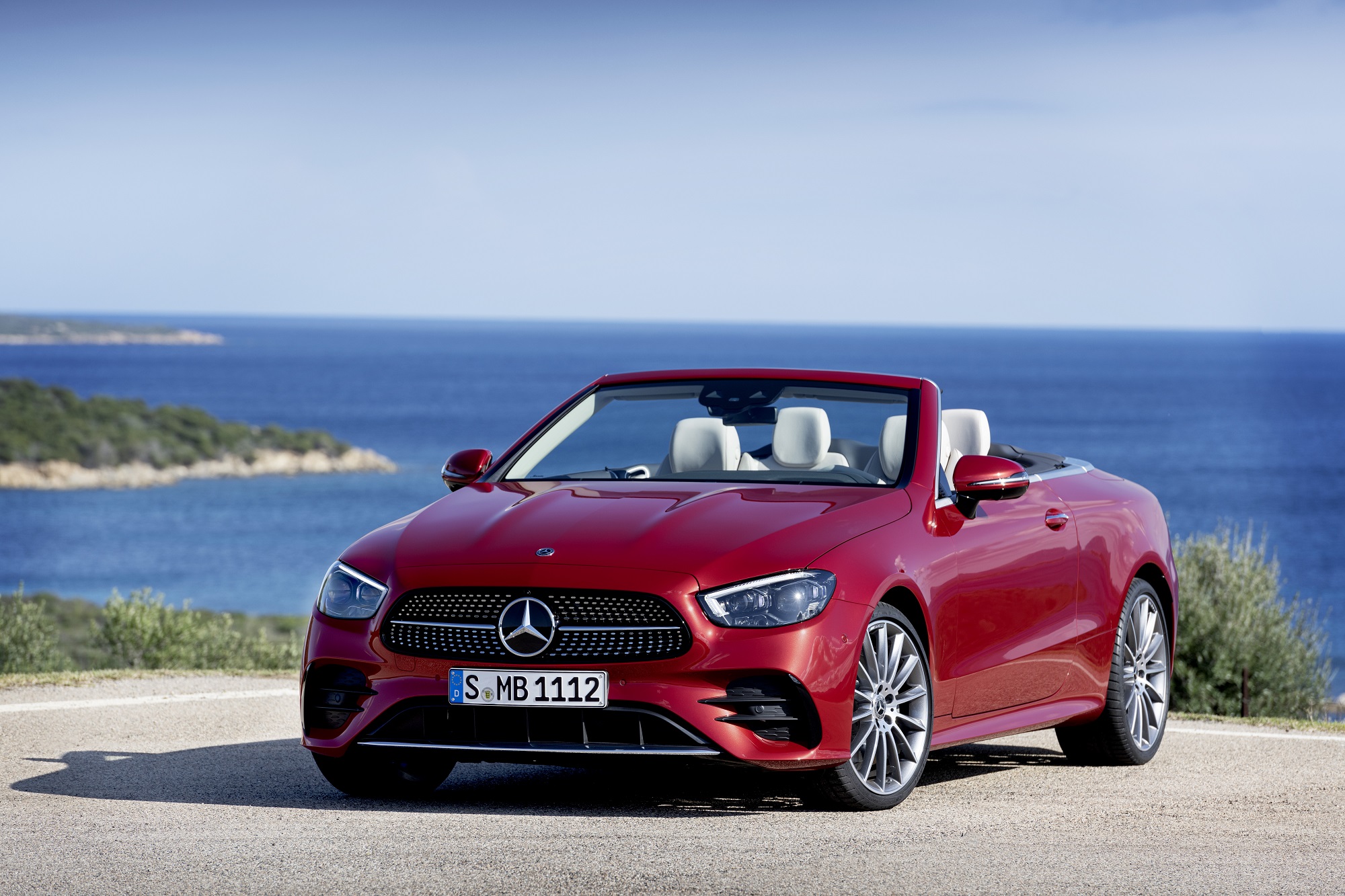 Mercedes-Benz E-Klasse Cabriolet, 2020, Outdoor, Exterieur:  designo hyazinthrot metallic, AMG-Line; Interieur: Leder Nappa macchiatobeige/magmagrau, AMG-Line, Holz-Zierteile Esche grau offenporig  Mercedes-Benz E-Class Cabriolet, 2020, Outdoor, exterior: designo hyacinth red metallic, AMG line; interior: nappa leather macchiato beige/magma grey, AMG line, grey open-pore ash wood trim parts