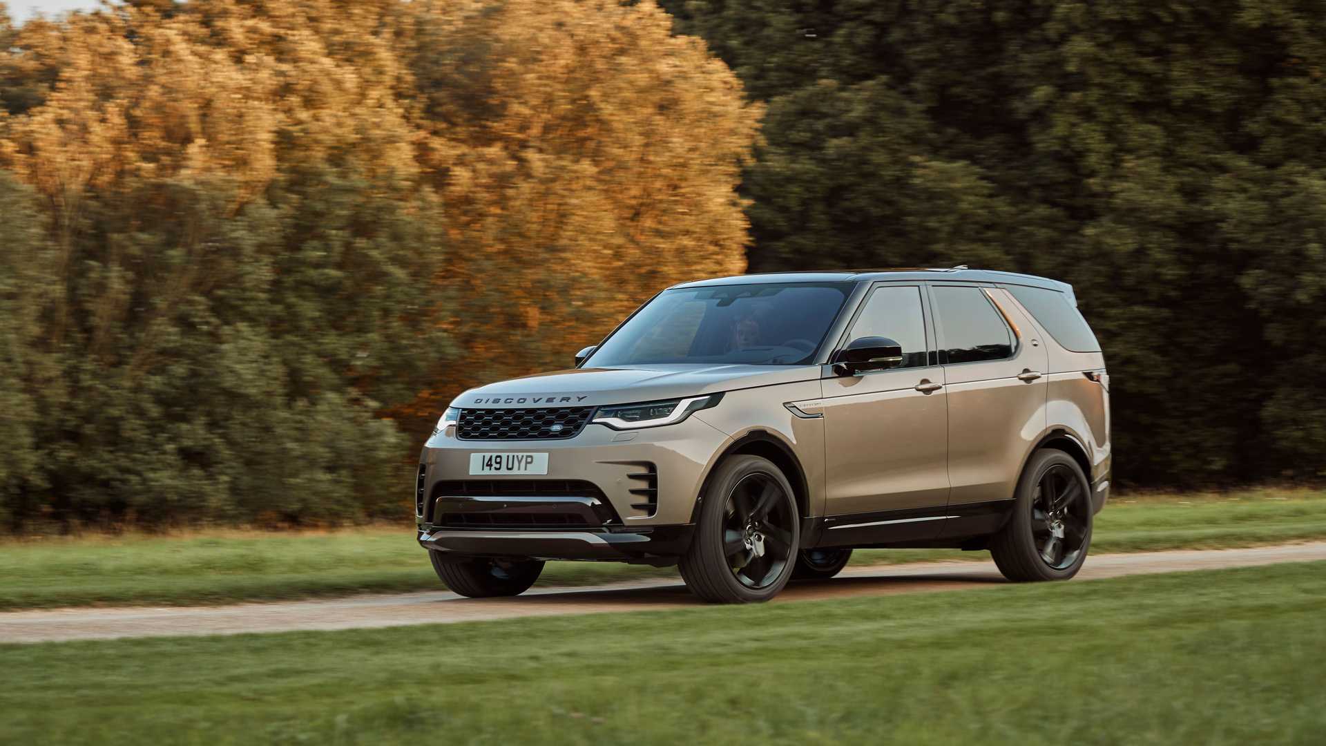 2021-land-rover-discovery-r-dynamic-exterior-front-quarter