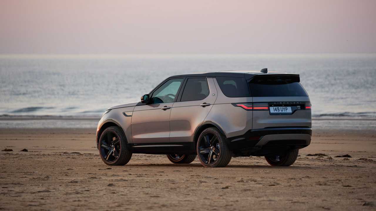 2021-land-rover-discovery-r-dynamic-exterior-rear-quarter-off-road