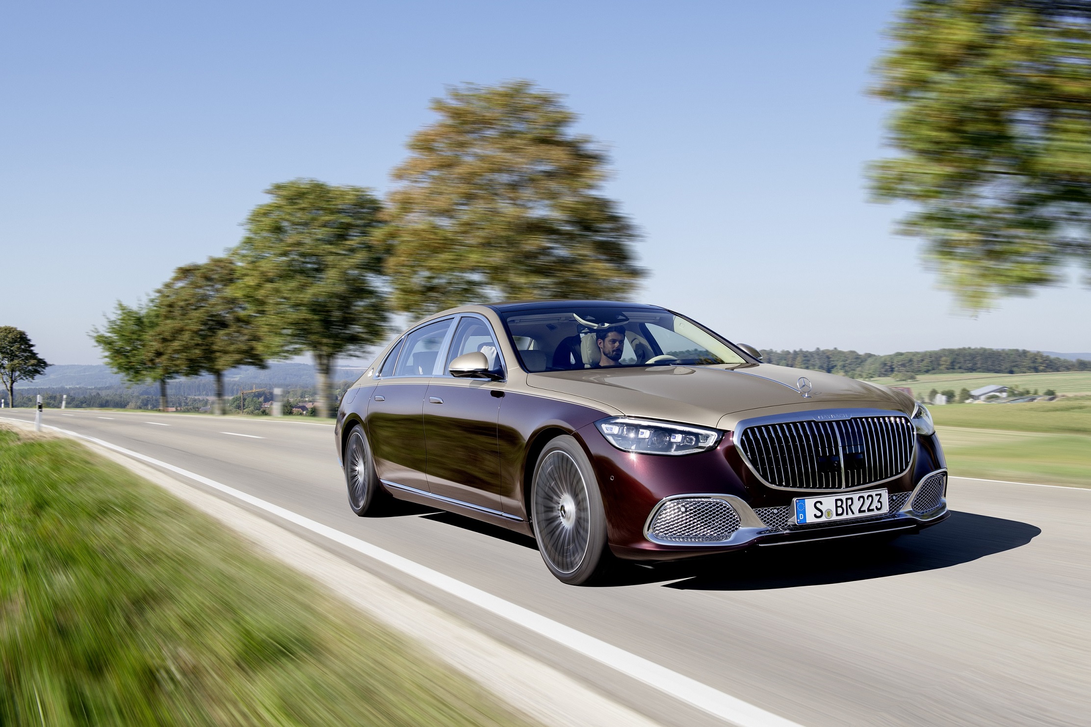 Mercedes-Maybach S-Klasse; Exterieur: designo rubelitrot/kalaharigold; Interieur: Leder Nappa macchiatobeige/bronzebraun pearl; Zierteile: designo Holz Walnuss braun offenporig aluminium lines Mercedes-Maybach S-Class; exterior: designo rubelit red/kalahari gold; interior: Leather Nappa macchiato beige / bronze brown pearl; trim parts: designo brown open-pore walnut wood with aluminium lines