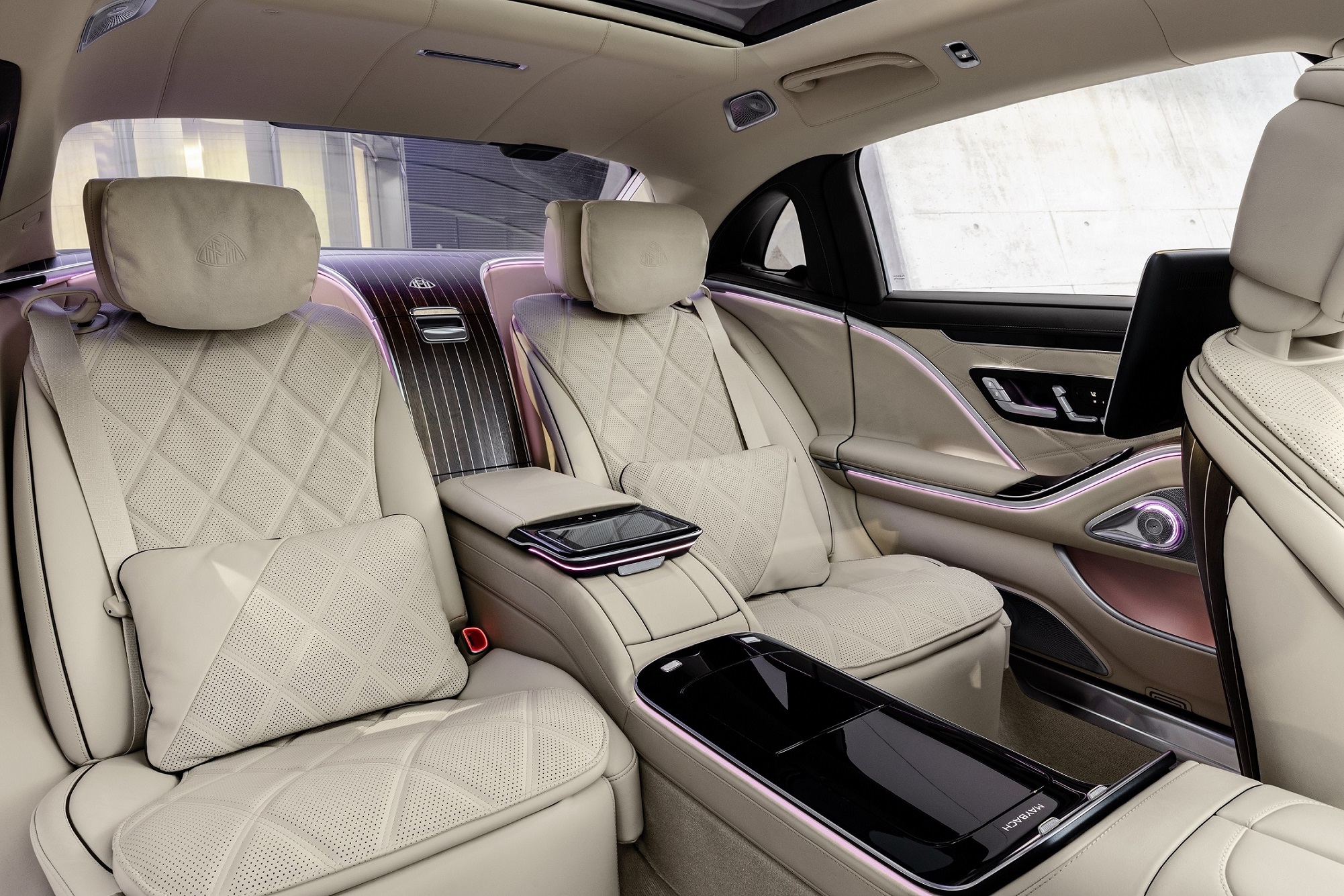 Mercedes-Maybach S-Klasse; Exterieur: designo rubelitrot/kalaharigold; Interieur: Leder Nappa macchiatobeige/bronzebraun pearl; Zierteile: designo Holz Walnuss braun offenporig aluminium lines Mercedes-Maybach S-Class; exterior: designo rubelit red/kalahari gold; interior: Leather Nappa macchiato beige / bronze brown pearl; trim parts: designo brown open-pore walnut wood with aluminium lines