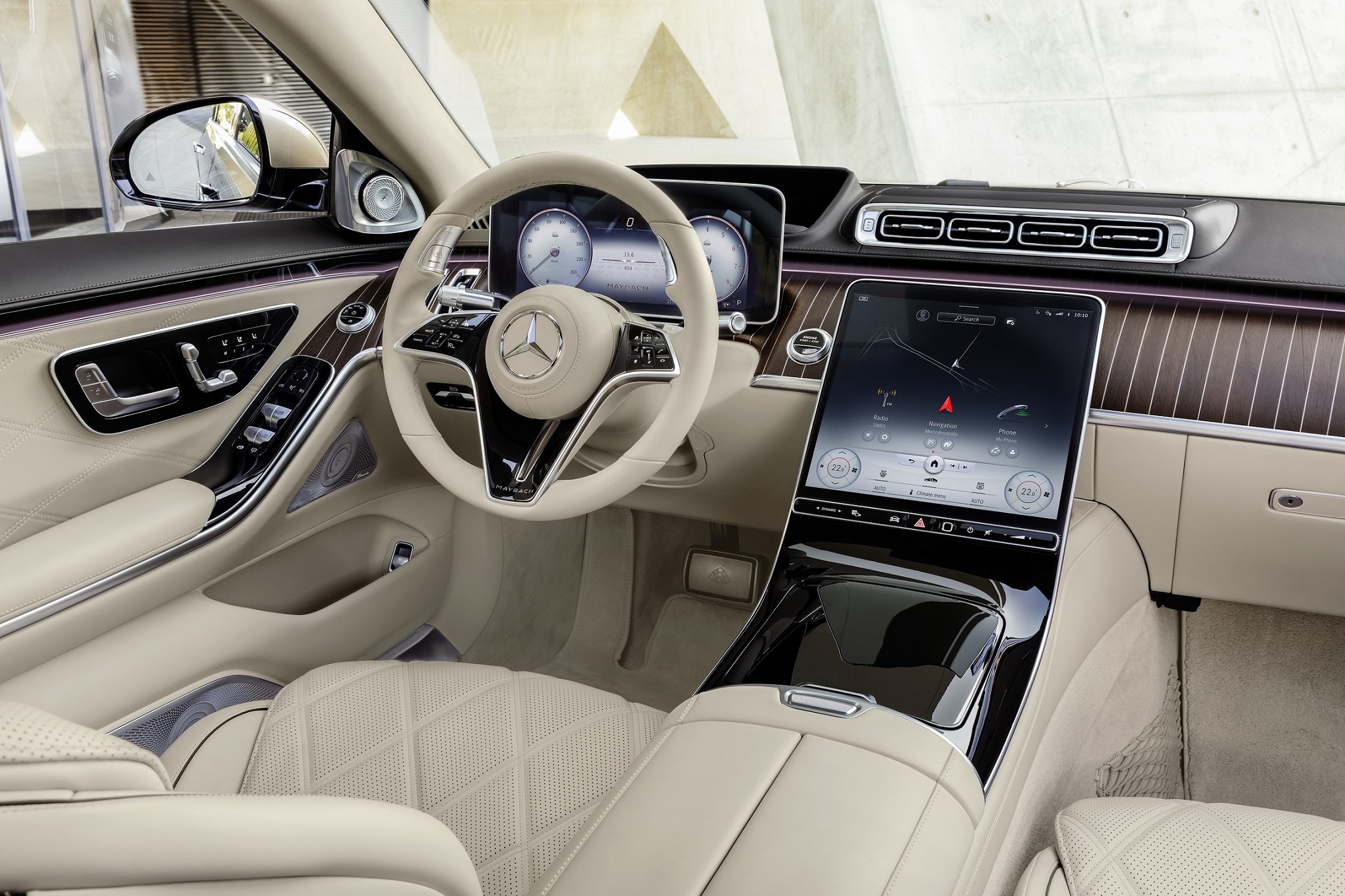 Mercedes-Maybach S-Klasse; Exterieur: designo rubelitrot/kalaharigold; Interieur: Leder Nappa macchiatobeige/bronzebraun pearl; Zierteile: designo Holz Walnuss braun offenporig aluminium lines Mercedes-Maybach S-Class; exterior: designo rubelit red/kalahari gold; interior: Leather Nappa macchiato beige / bronze brown pearl; trim parts: designo brown open-pore walnut wood with aluminium lines