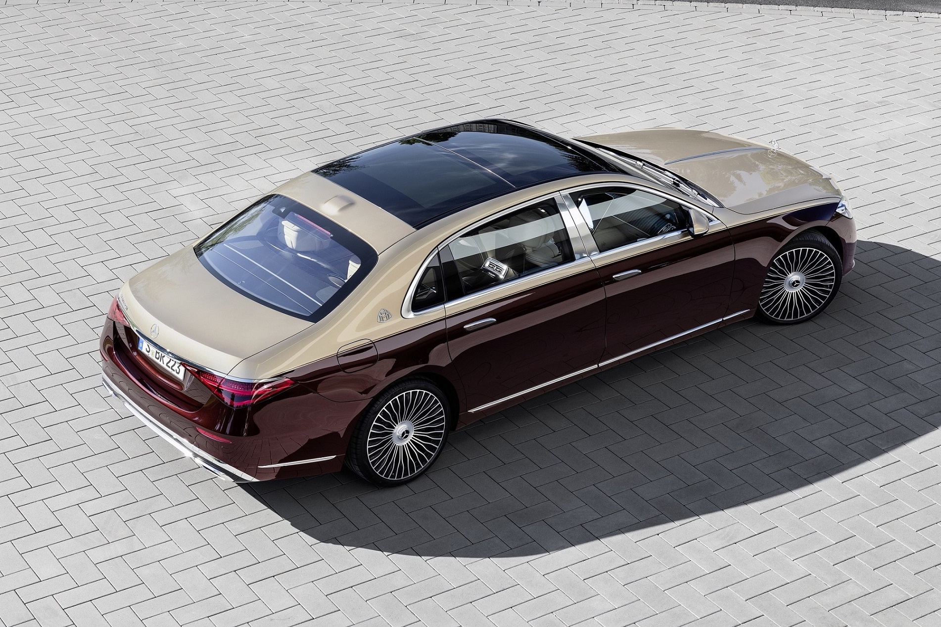 Mercedes-Maybach S-Klasse; Exterieur: designo rubelitrot/kalaharigold; Interieur: Leder Nappa macchiatobeige/bronzebraun pearl; Zierteile: designo Holz Walnuss braun offenporig aluminium lines Mercedes-Maybach S-Class; exterior: designo rubelit red/kalahari gold; interior: Leather Nappa macchiato beige / bronze brown pearl; trim parts: designo brown open-pore walnut wood with aluminium lines