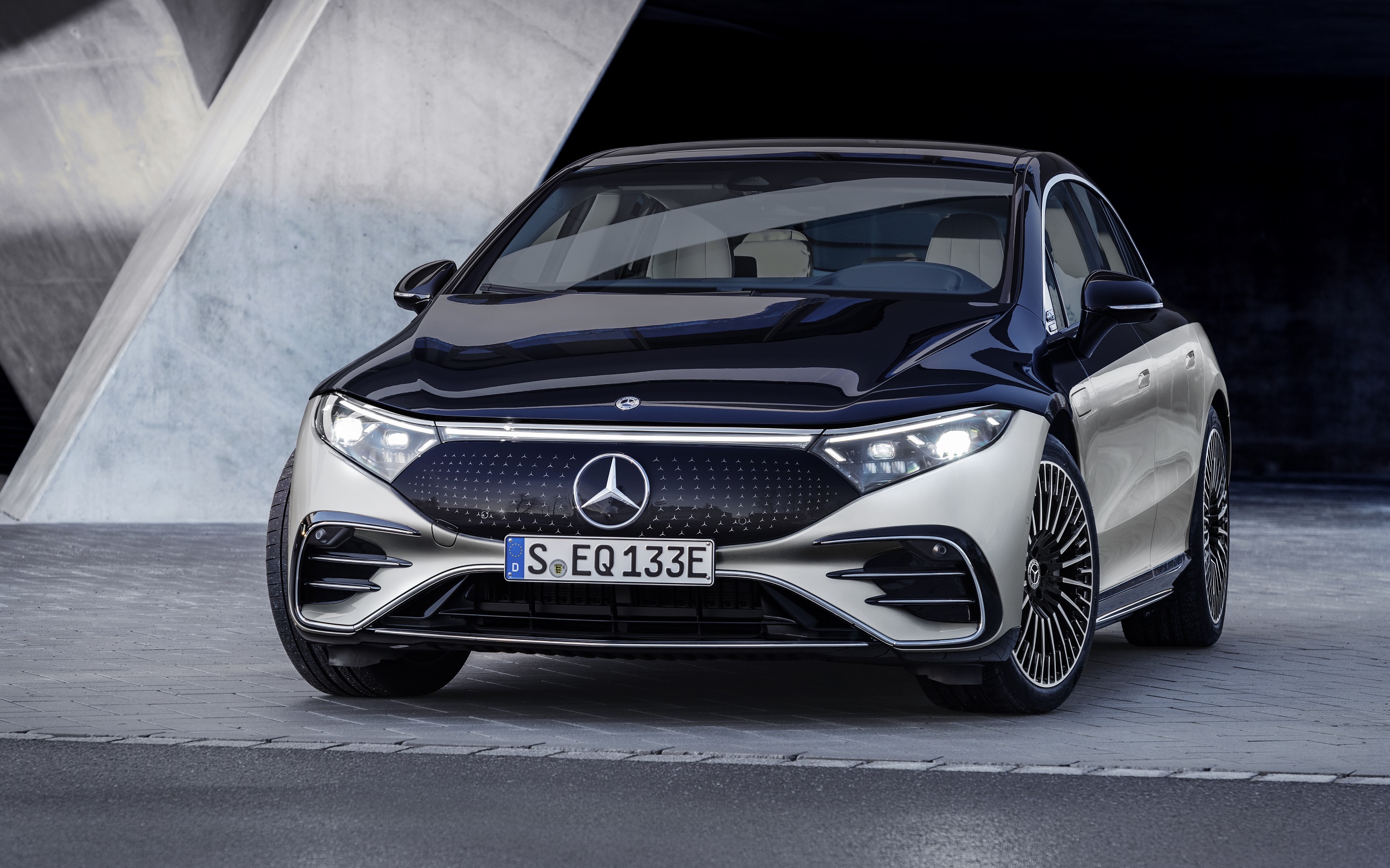 Mercedes-EQ, EQS 580 4MATIC, Exterieur, Farbe: hightechsilber/obsidianschwarz, AMG-Line, Edition 1;( Stromverbrauch kombiniert: 20,0-16,9 kWh/100 km; CO2-Emissionen kombiniert: 0 g/km);Stromverbrauch kombiniert: 20,0-16,9 kWh/100 km; CO2-Emissionen kombiniert: 0 g/km* Mercedes-EQ, EQS 580 4MATIC, Exterior, colour: high-tech silver/obsidian black, AMG-Line, Edition 1; (combined electrical consumption: 20.0-16.9 kWh/100 km; combined CO2 emissions: 0 g/km);Combined electrical consumption: 20.0-16.9 kWh/100 km; combined CO2 emissions: 0 g/km