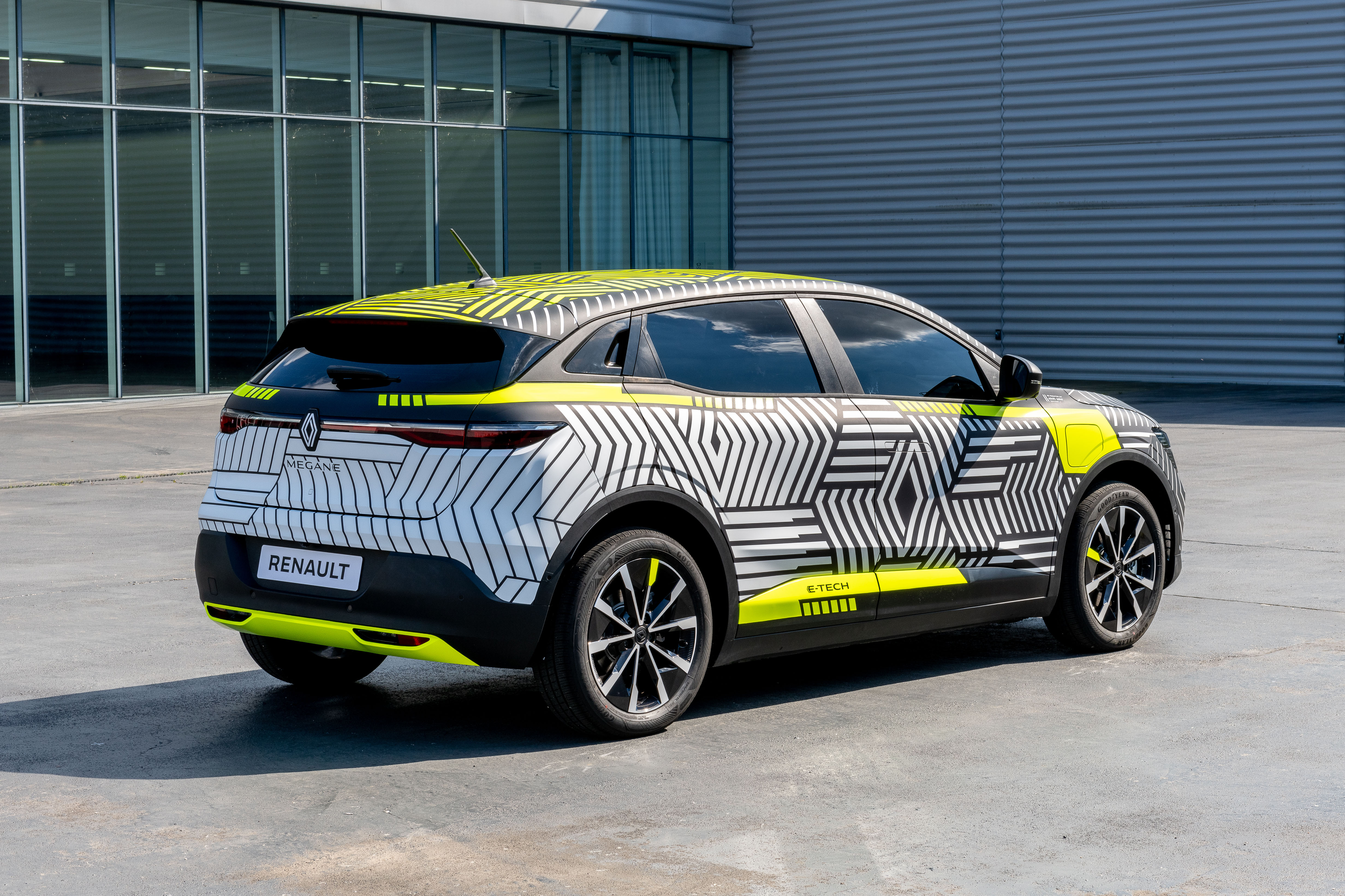 1623134591_5_2021___New_Renault_MEGANE_E_TECH_Electric_pre_production