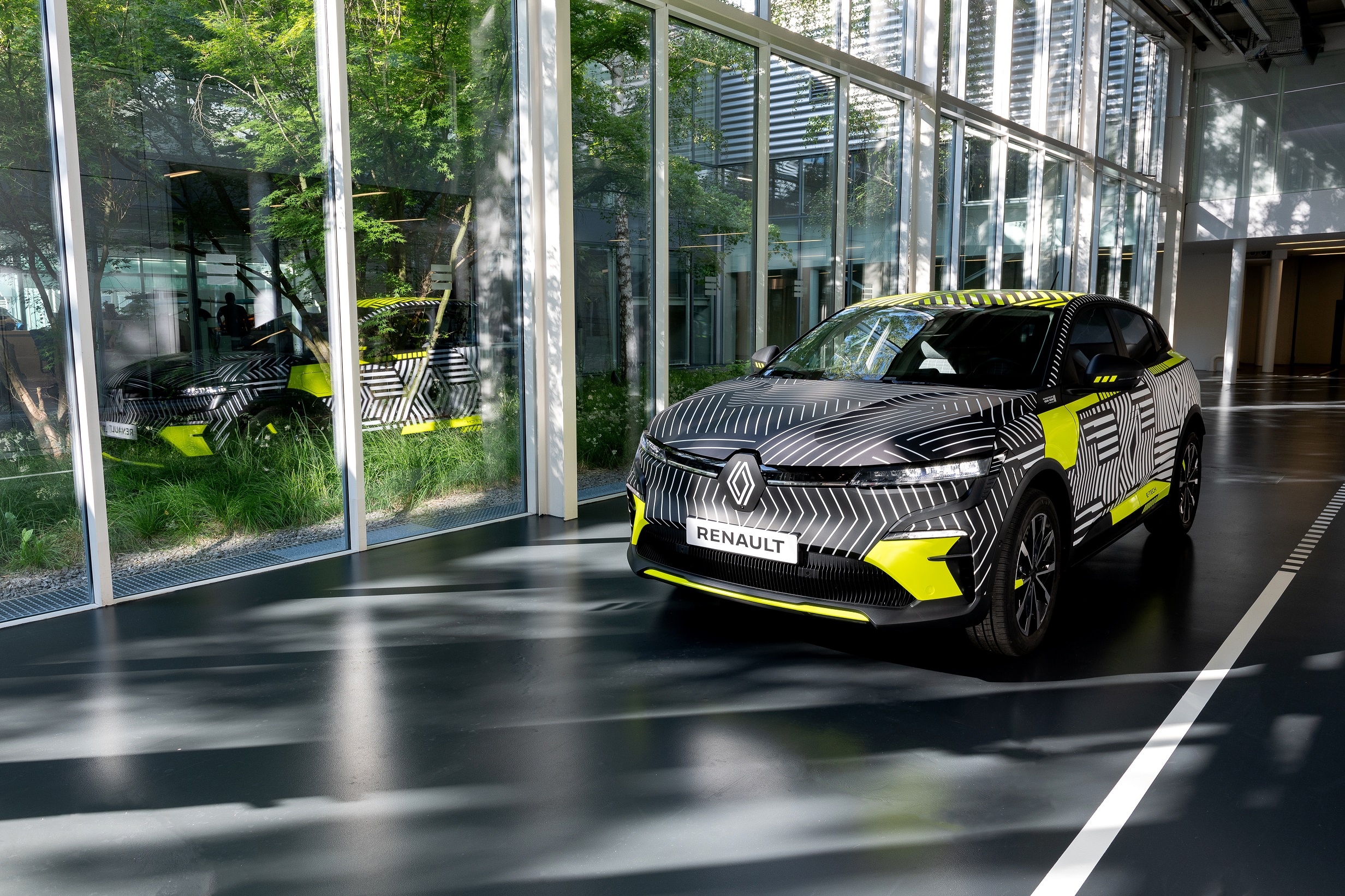 1623134608_8_2021___New_Renault_MEGANE_E_TECH_Electric_pre_production