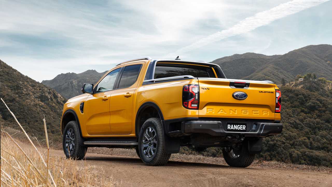 2022-ford-ranger-wildtrak-rear-angle