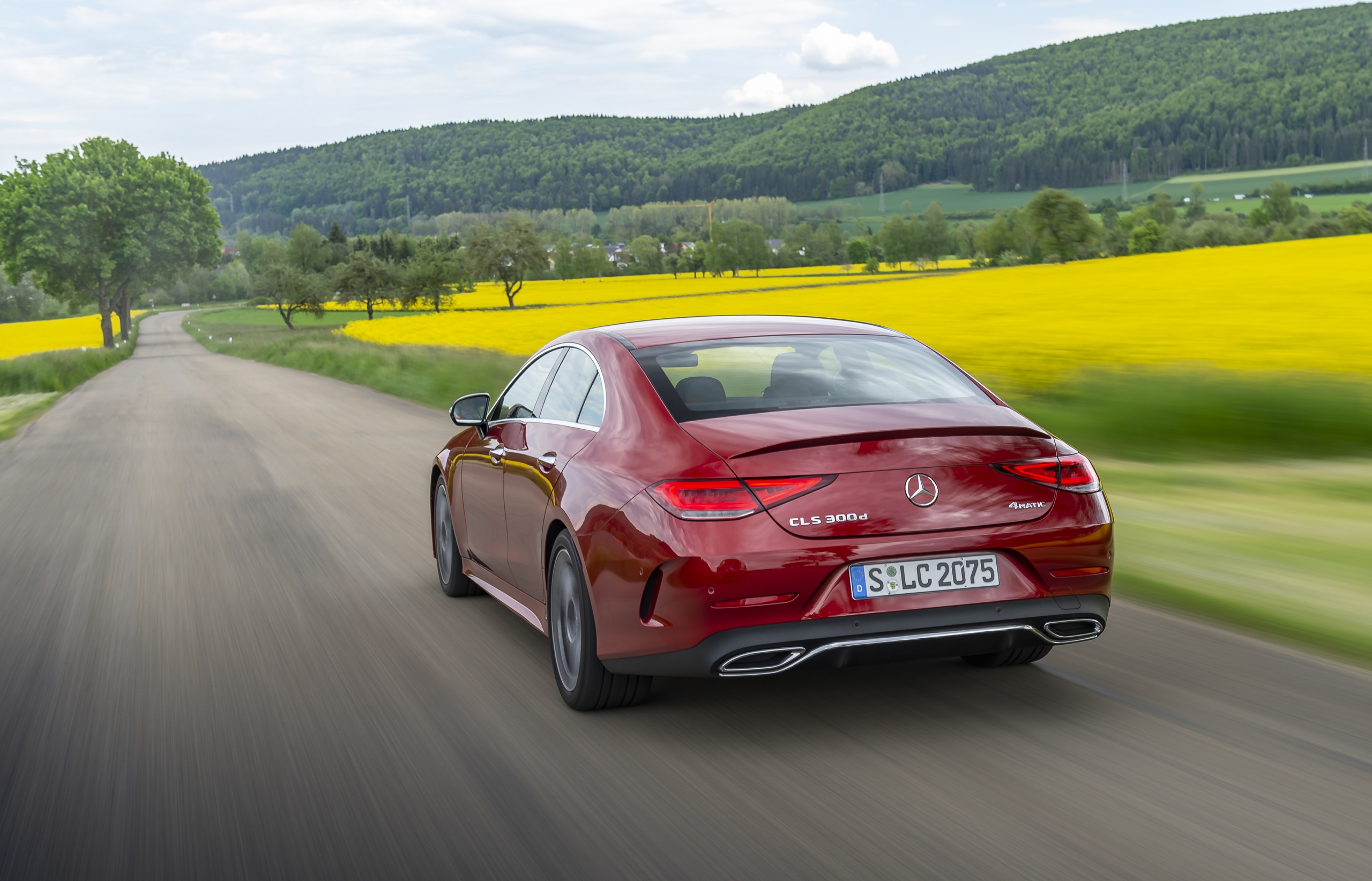 Mercedes-Benz CLS 300 d 4MATIC (Kraftstoffverbrauch kombiniert (NEFZ): 5,8-5,5 l/100 km, CO2-Emissionen kombiniert: 153-144 g/km); Exterieur: designo hyazinthrot metallic, AMG Line; Leder Nappa schwarz;Kraftstoffverbrauch kombiniert (NEFZ): 5,8-5,5 l/100 km, CO2-Emissionen kombiniert: 153-144 g/km * Mercedes-Benz CLS 300 d (combined fuel consupmtion (NEDC): 5.8-5.5 l/100 km, combined CO2-emissions: 153-144 g/km); exterior: designo hyacinth red metallic, AMG Line; interior: Nappa leather black;Combined fuel consupmtion (NEDC): 5.8-5.5 l/100 km, combined CO2-emissions: 153-144 g/km *