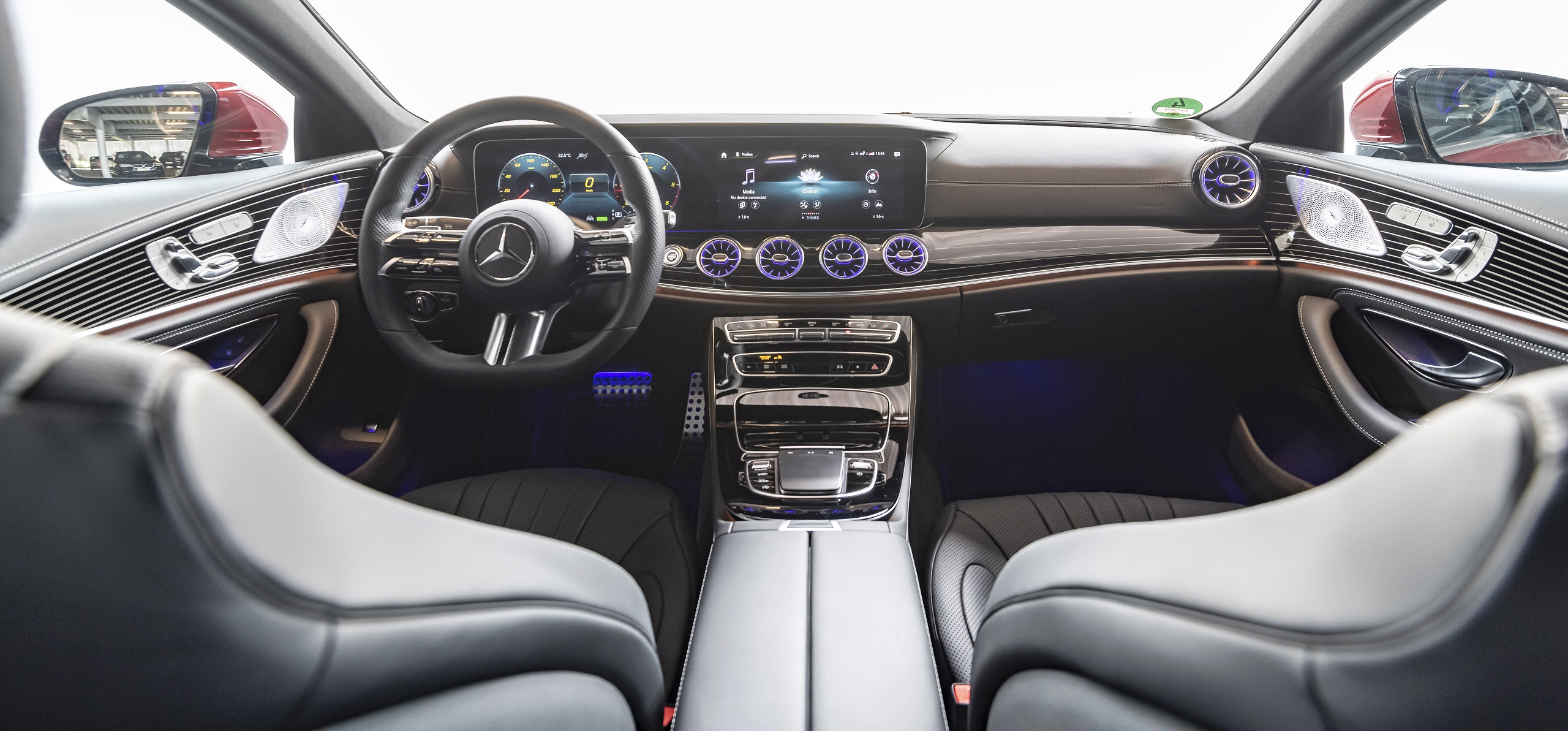 Mercedes-Benz CLS 300 d 4MATIC (Kraftstoffverbrauch kombiniert (NEFZ): 5,8-5,5 l/100 km, CO2-Emissionen kombiniert: 153-144 g/km); Exterieur: designo hyazinthrot metallic, AMG Line; Leder Nappa schwarz;Kraftstoffverbrauch kombiniert (NEFZ): 5,8-5,5 l/100 km, CO2-Emissionen kombiniert: 153-144 g/km * Mercedes-Benz CLS 300 d (combined fuel consupmtion (NEDC): 5.8-5.5 l/100 km, combined CO2-emissions: 153-144 g/km); exterior: designo hyacinth red metallic, AMG Line; interior: Nappa leather black;Combined fuel consupmtion (NEDC): 5.8-5.5 l/100 km, combined CO2-emissions: 153-144 g/km *