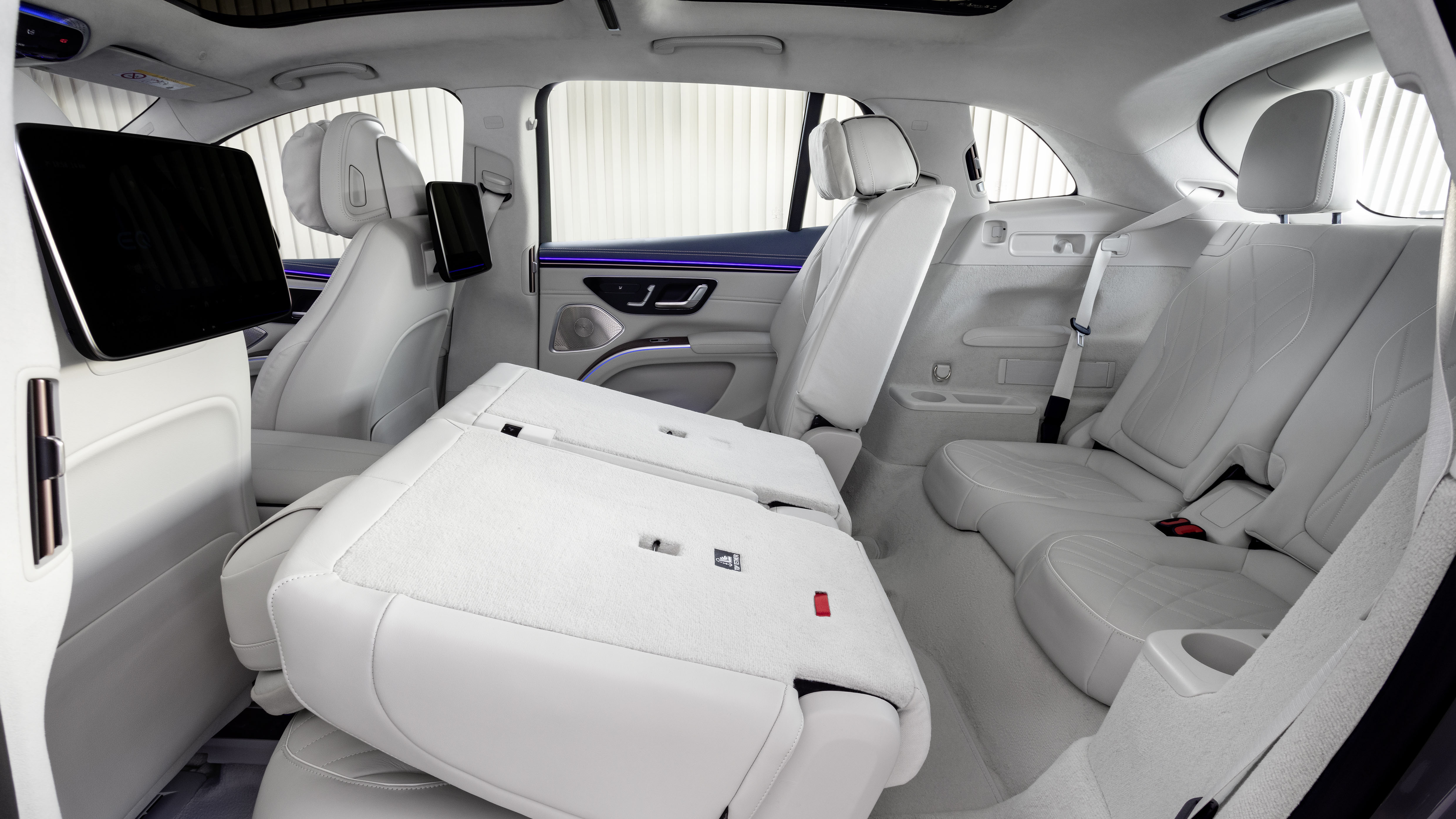 Mercedes-EQ. EQS SUV, Interieur, Leder Nappa, nevagrau/biscayablau, Platz für bis zu sieben Personen bei Ausstattung mit der dritten Sitzreihe  Mercedes-EQ. EQS SUV, interior, leather nappa, neva grey/biscaya blue,  space for up to seven persons, when equipped with the third seats row