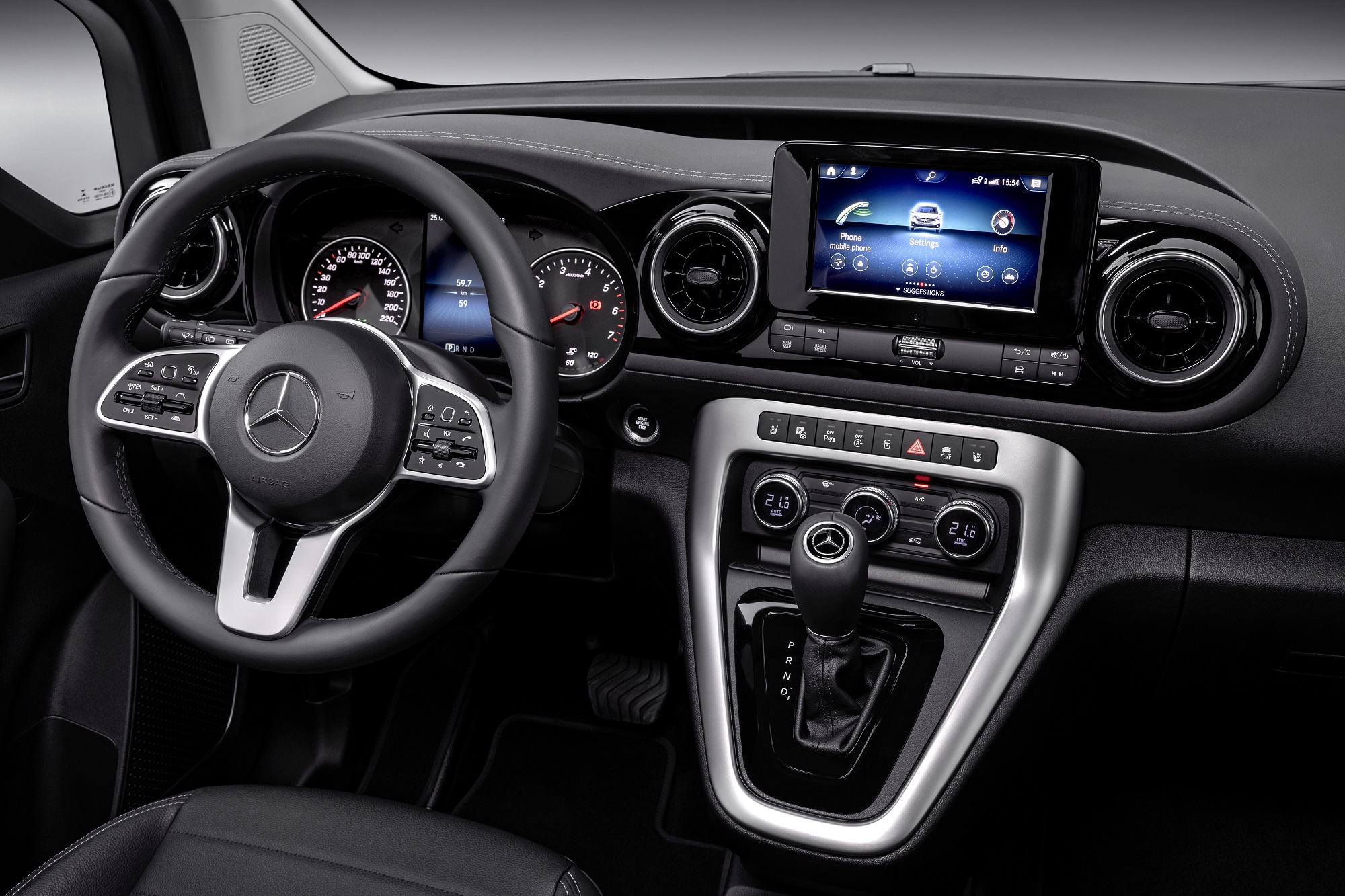Die neue Mercedes-Benz T-Klasse – Interieur, rubellitrot metallic  The new Mercedes-Benz T-Class – Interior, rubellite red metallic