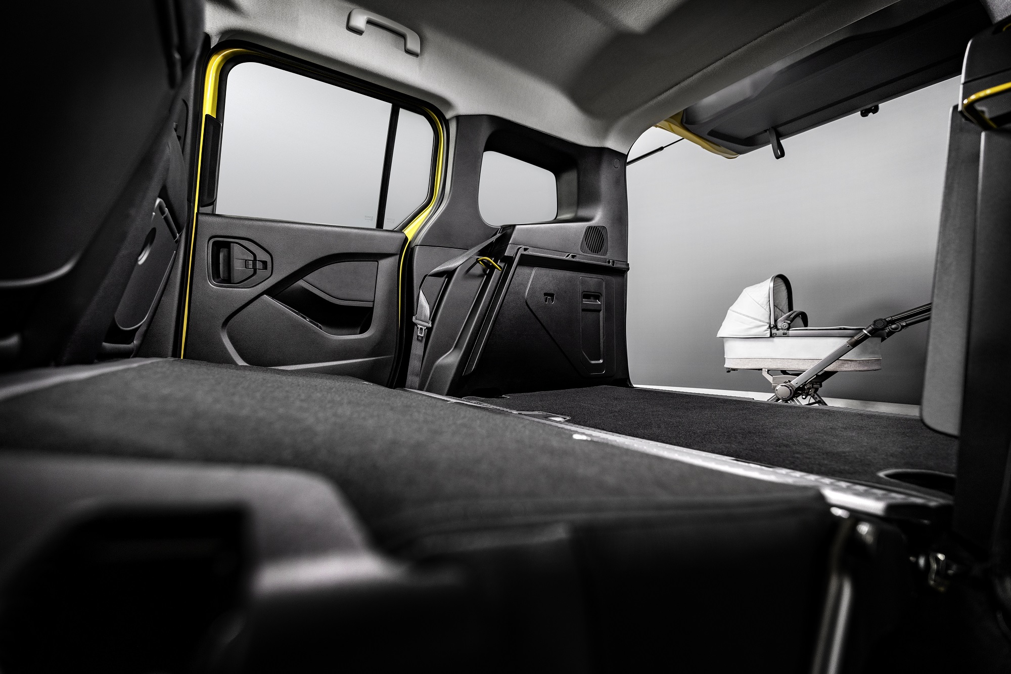 Die neue Mercedes-Benz T-Klasse – Interieur, limonitgelb metallic  The new Mercedes-Benz T-Class – Interior, limonite yellow metallic