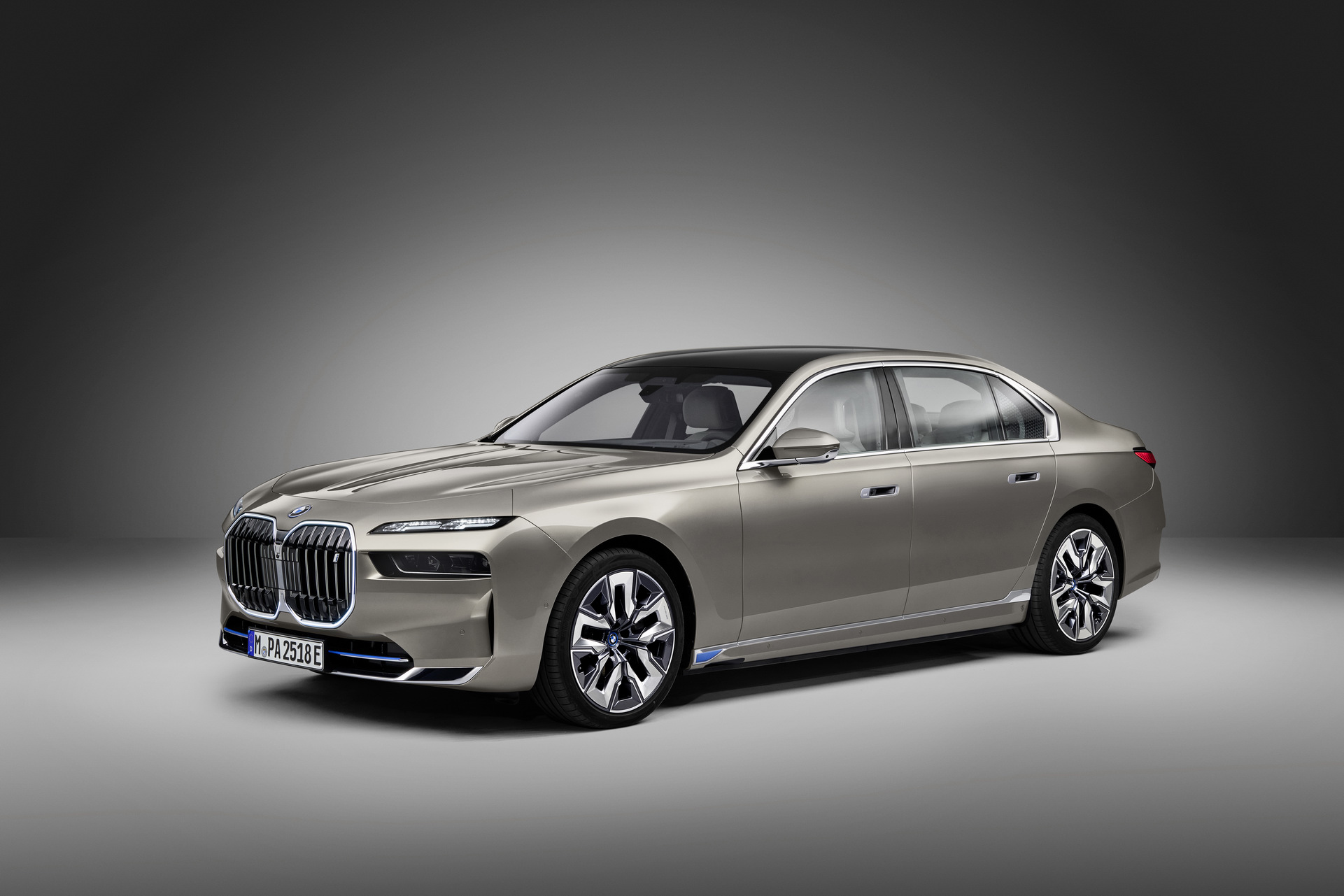 bmw-7-serisi-nde-bir-ilk-2022-bmw-i7-elektrikli-sedan-tanitildi-7490-1