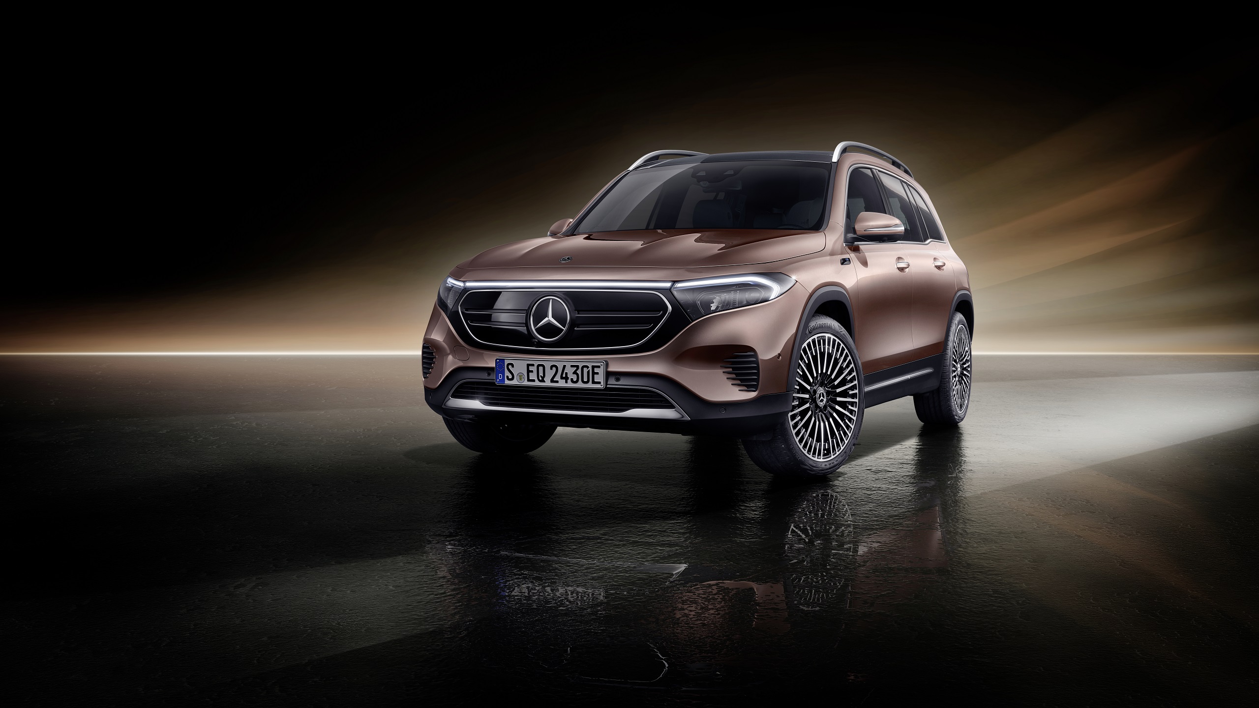 Mercedes-EQ, EQB, 2021; Electric Art Line, Farbe roségold; EQB 350 4MATIC (Stromverbrauch kombiniert: 16,2 kWh/100 km; CO2-Emissionen kombiniert: 0 g/km);Stromverbrauch kombiniert: 16,2 kWh/100 km; CO2-Emissionen kombiniert: 0 g/km* Mercedes-EQ, EQB, 2021; Electric Art Line, rose gold; EQB 350 (combined power consumption: 16.2 kWh/100 km, combined CO2 emissions: 0 g/km);Combined power consumption: 16.2 kWh/100 km, combined CO2 emissions: 0 g/km*