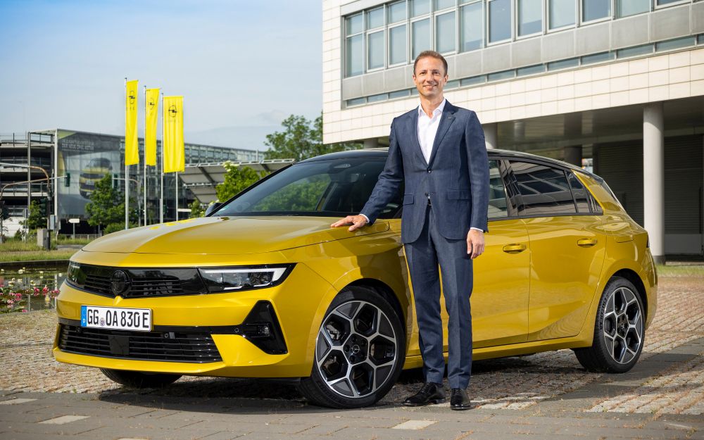 Opel CIO Florian Huettl am Opel Astra Hybrid